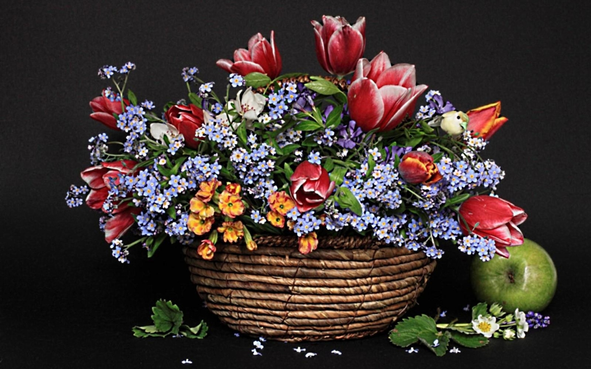 Розы и тюльпаны в одной вазе. Цветочная композиция. Букет в корзинке. Корзина с цветами. Красивые букеты в корзинках.