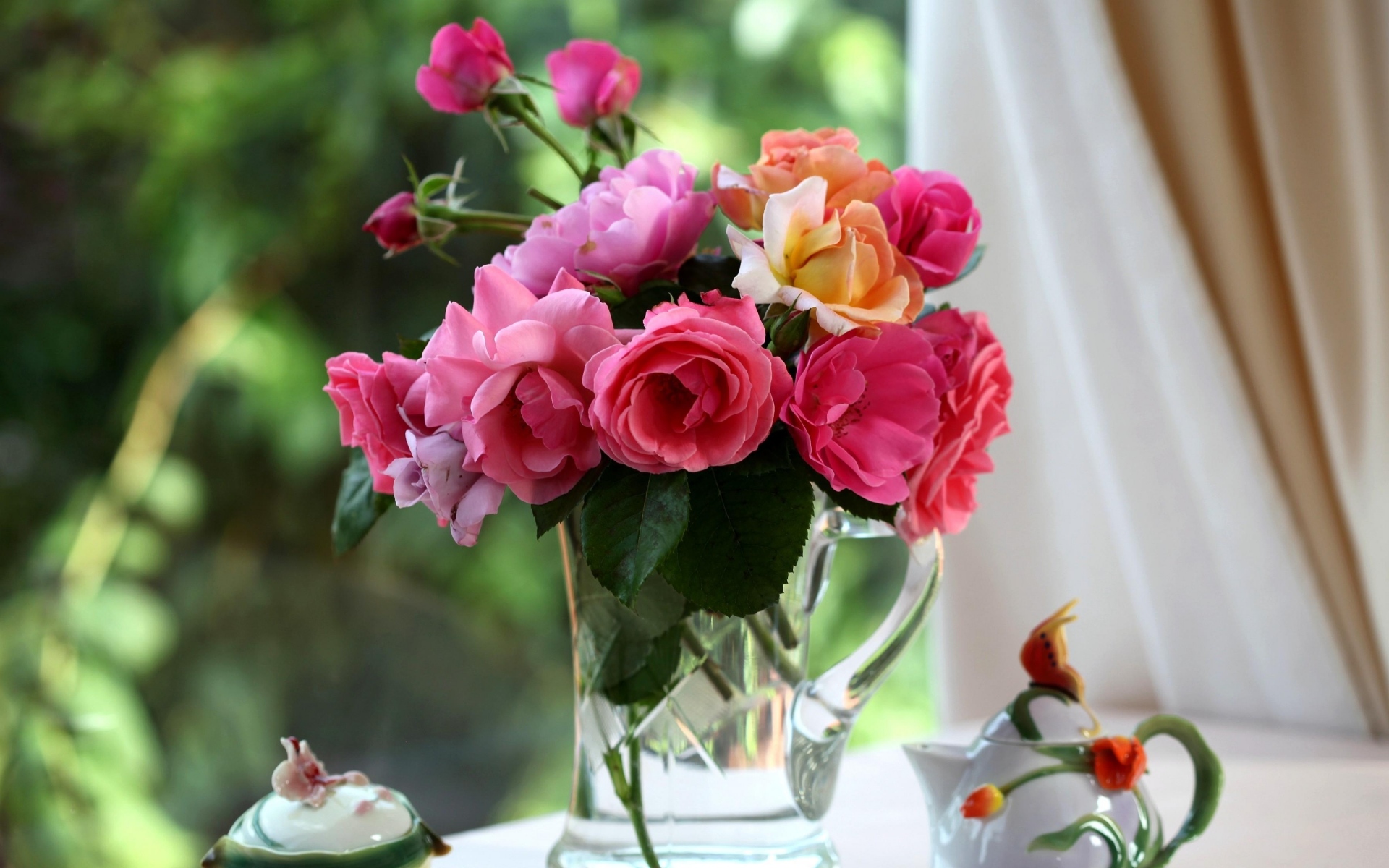 Картинки Розы, цветы, сад, кружка, стол фото и обои на рабочий стол