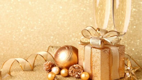 Рождественские игрушки, мячи, шишки, подарок, шампанское, празднование