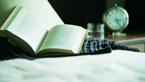 Книга, кровать, будильник, чтение