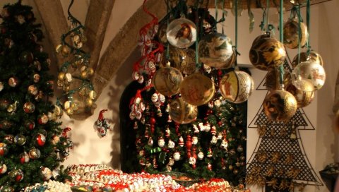 Рождественские украшения, воздушные шары, много, деревья, праздник, новый год