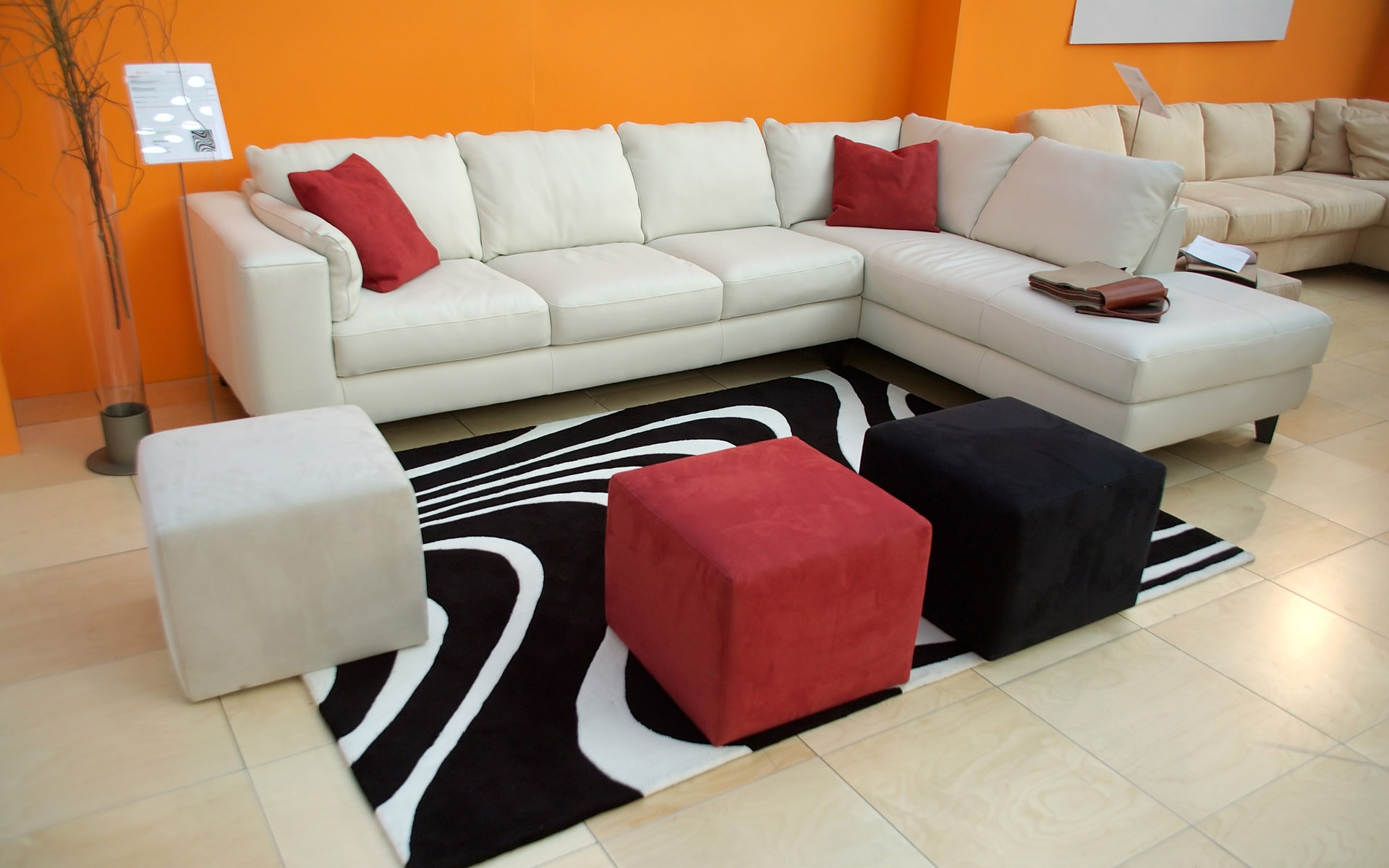 белый диван с красными подушками