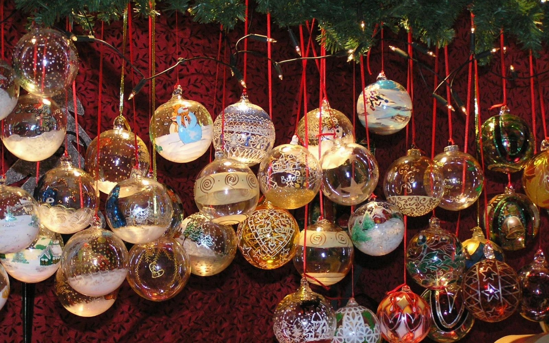 Картинки Рождественские украшения, воздушные шары, струны, веточки, иглы, новый год, рождество фото и обои на рабочий стол