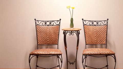 Стол, ваза, стулья, стены, свет