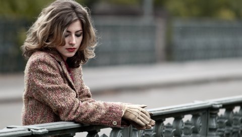 Брюнетка, перчатки, свитер, грусть