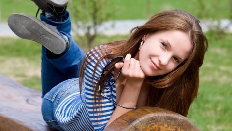 Брюнетка, голубые глаза, ложись, рубашка, джинсы, очки, настроение