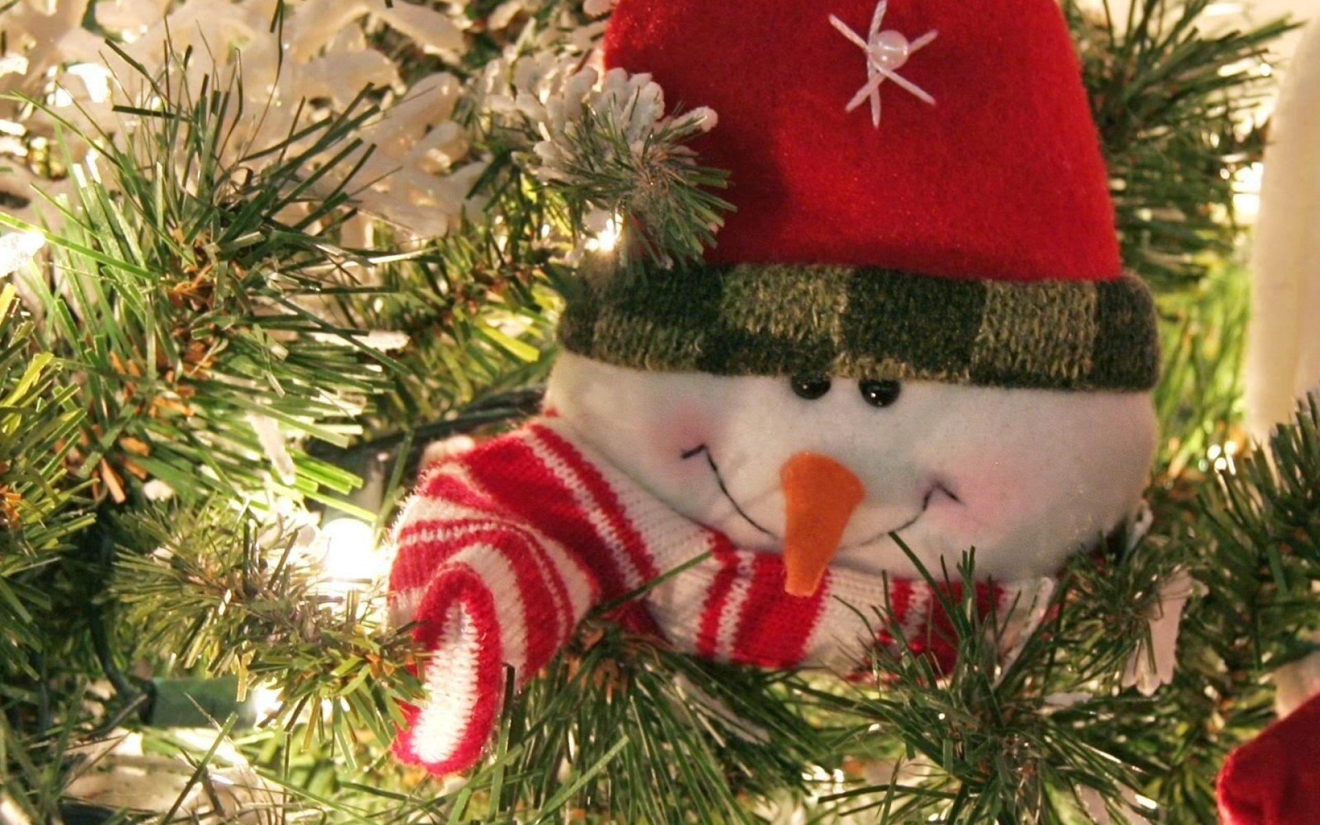 Картинки Снеговик, улыбаясь, дерево, сосновые иглы, праздник, новый год, рождество фото и обои на рабочий стол