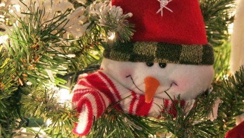 Снеговик, улыбаясь, дерево, сосновые иглы, праздник, новый год, рождество