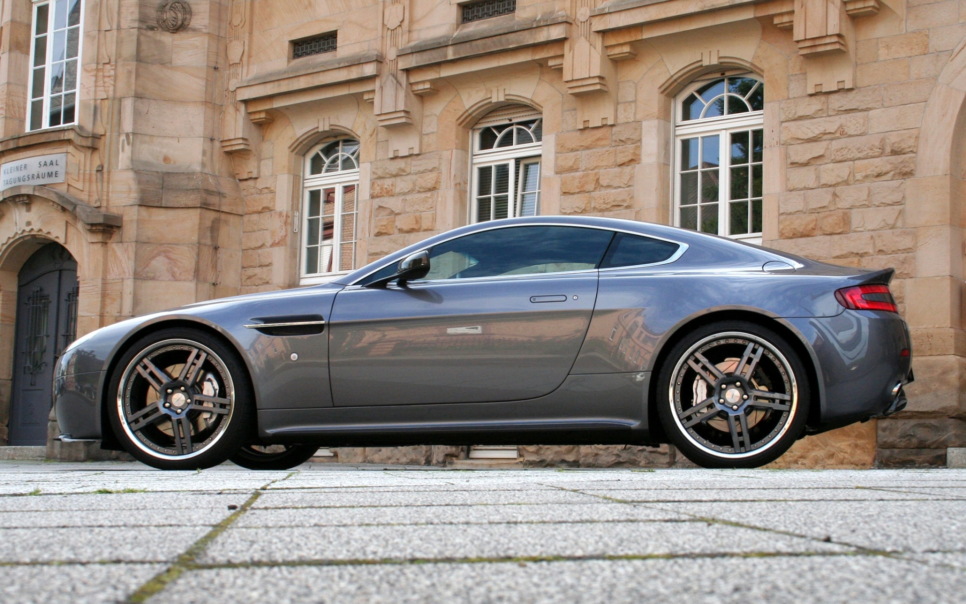 Картинки Aston martin, v8, vantage, 2009, серый, вид сбоку, стиль, здание фото и обои на рабочий стол