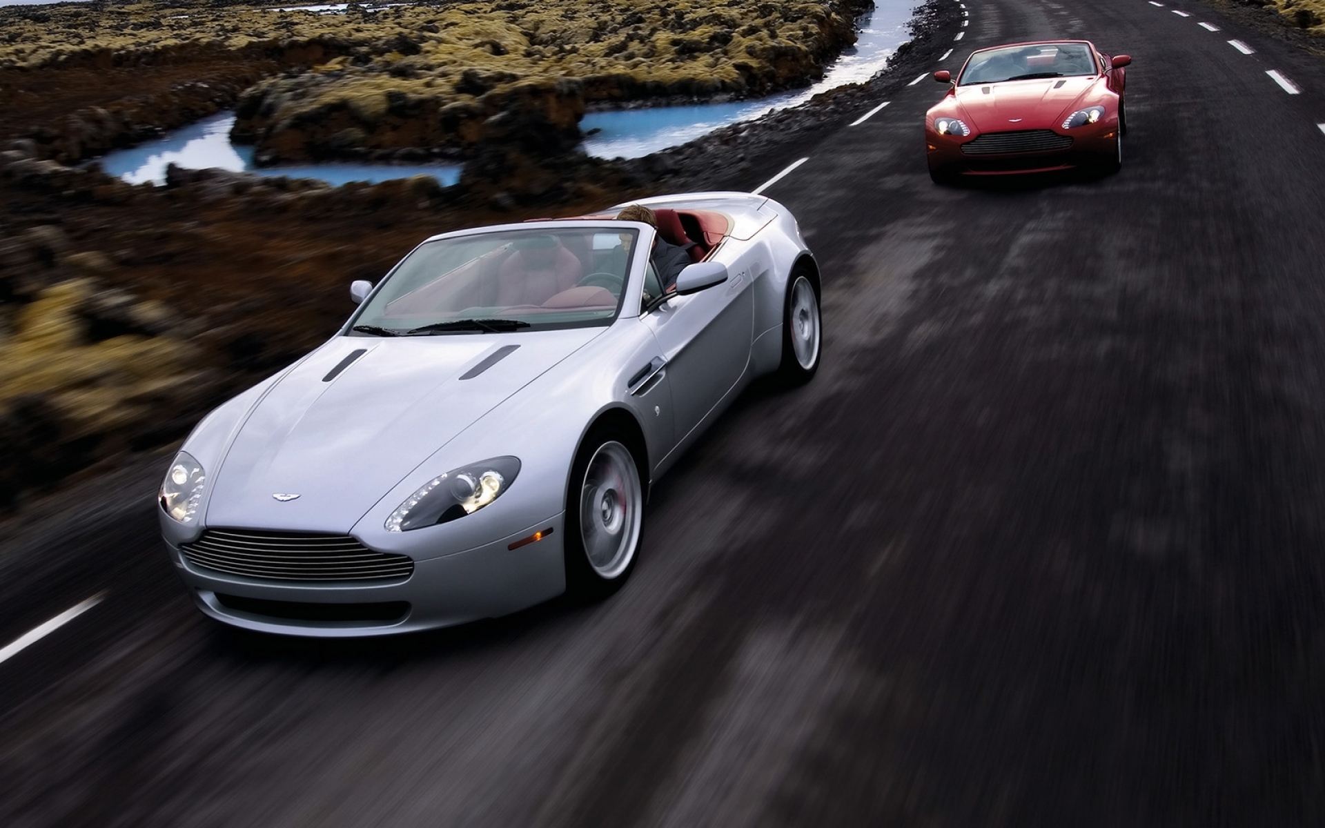 Картинки Aston martin, v8, vantage, 2006, серебристый, красный, вид спереди, скорость, гонка фото и обои на рабочий стол