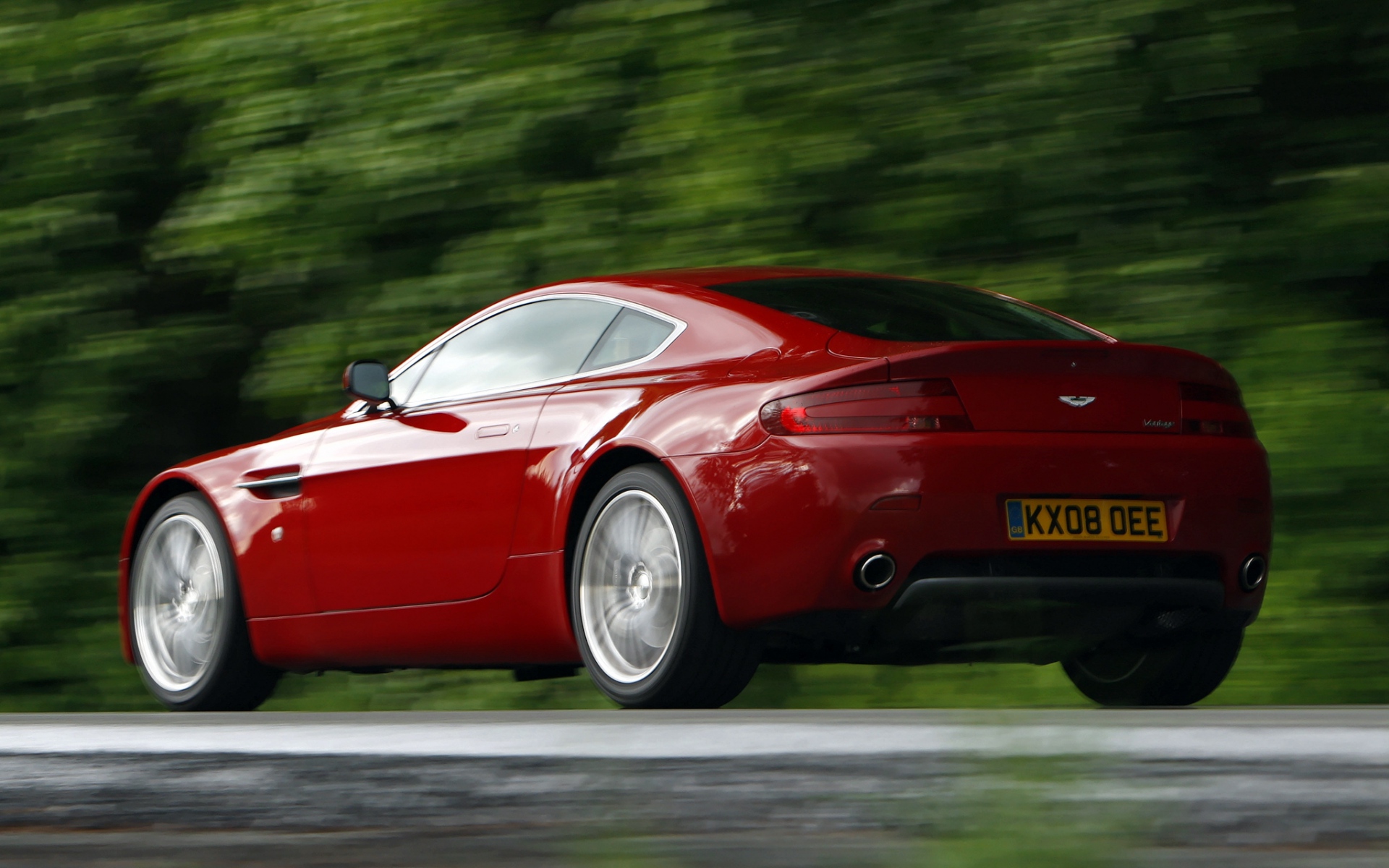 Картинки Aston martin, v8, vantage, 2008, красный, вид сбоку, деревья фото и обои на рабочий стол