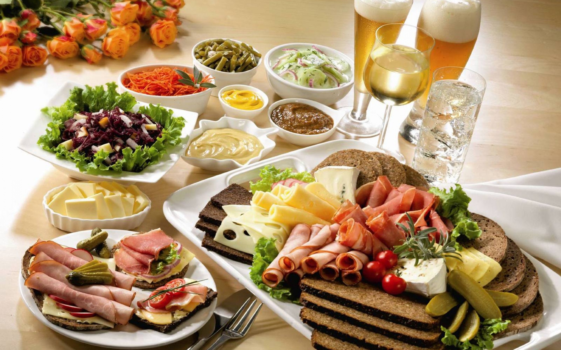 Картинки Мясо, овощи, соус, укладка, пиво, хлеб, сыр фото и обои на рабочий стол
