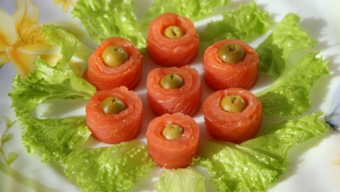 Блинчики, лосось, маслины, салат