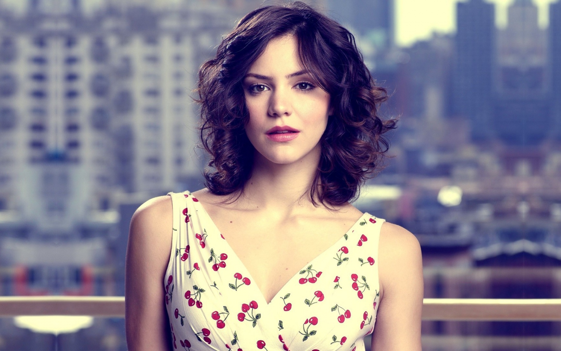 Картинки Katharine mcphee, брюнетка, взгляд, платье фото и обои на рабочий стол