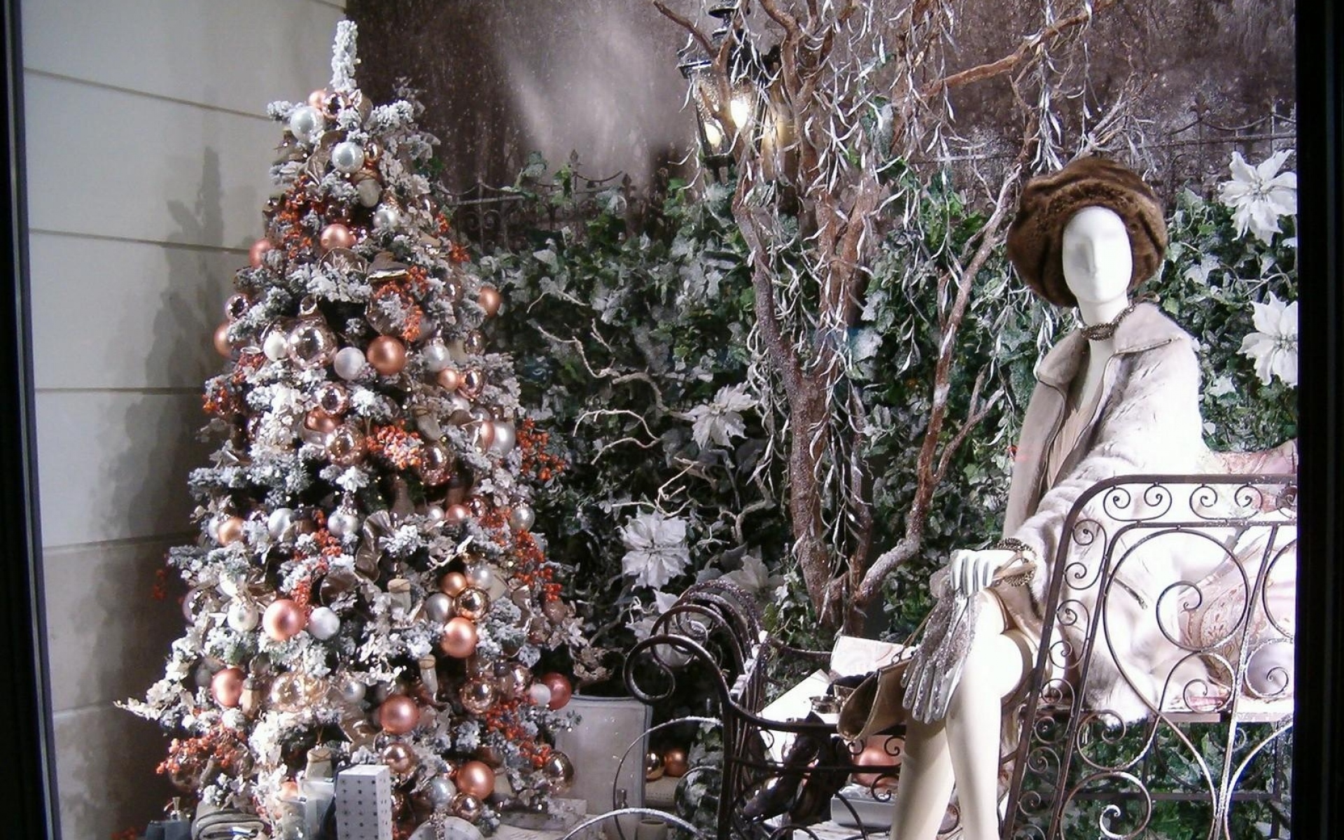 Картинки Дерево, рождественские украшения, манекен, витрина, праздник, новый год фото и обои на рабочий стол