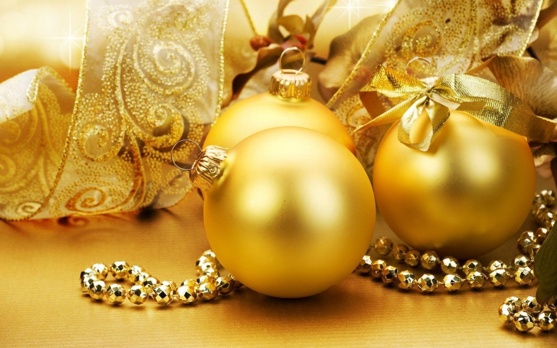 Картинки Рождественские украшения, воздушные шары, украшения, золото, лук, лента, праздник, настроение фото и обои на рабочий стол