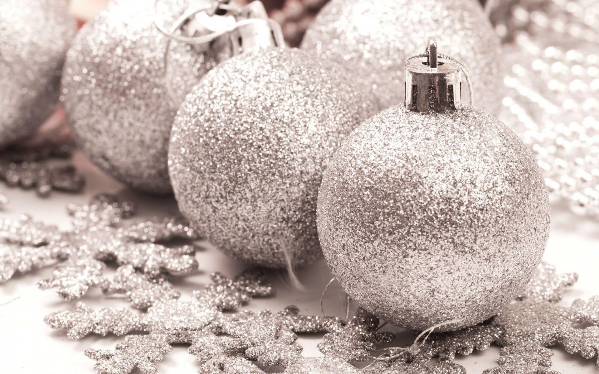 Картинки Рождественские украшения, снежинки, блеск, серебро, праздник, украшение фото и обои на рабочий стол