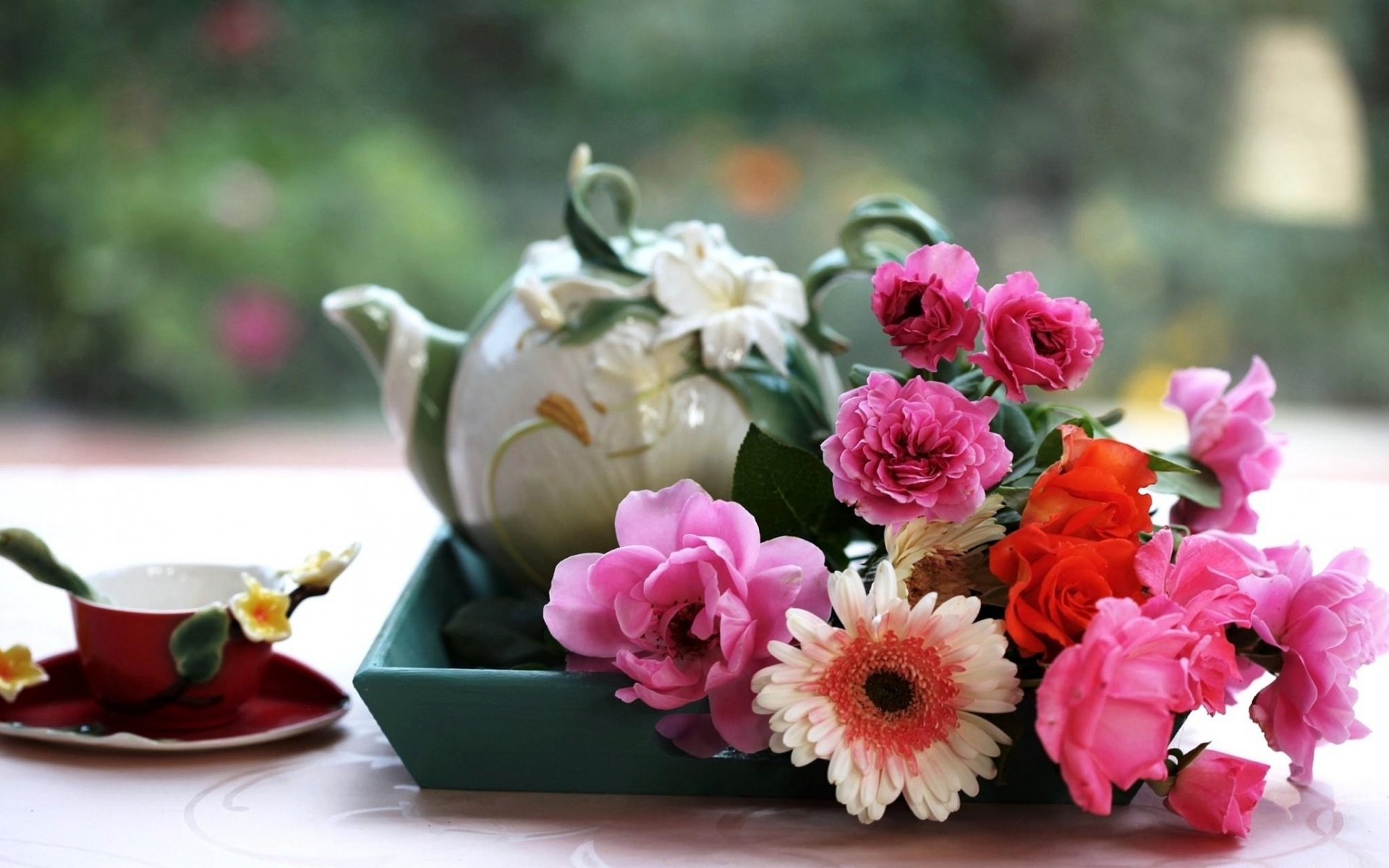 Картинки Герберы, розы, цветы, поднос, чай, чашка, стол фото и обои на рабочий стол