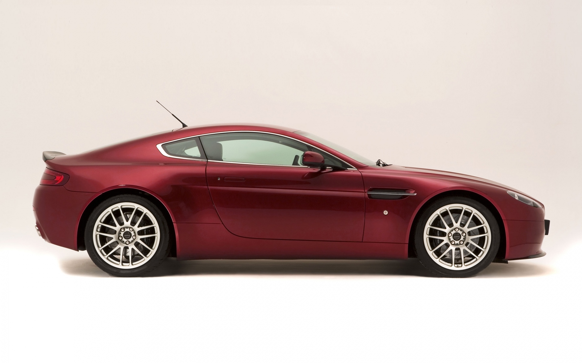 Картинки Aston martin v8 vantage, 2007, бордовый, вид сбоку, стиль фото и обои на рабочий стол