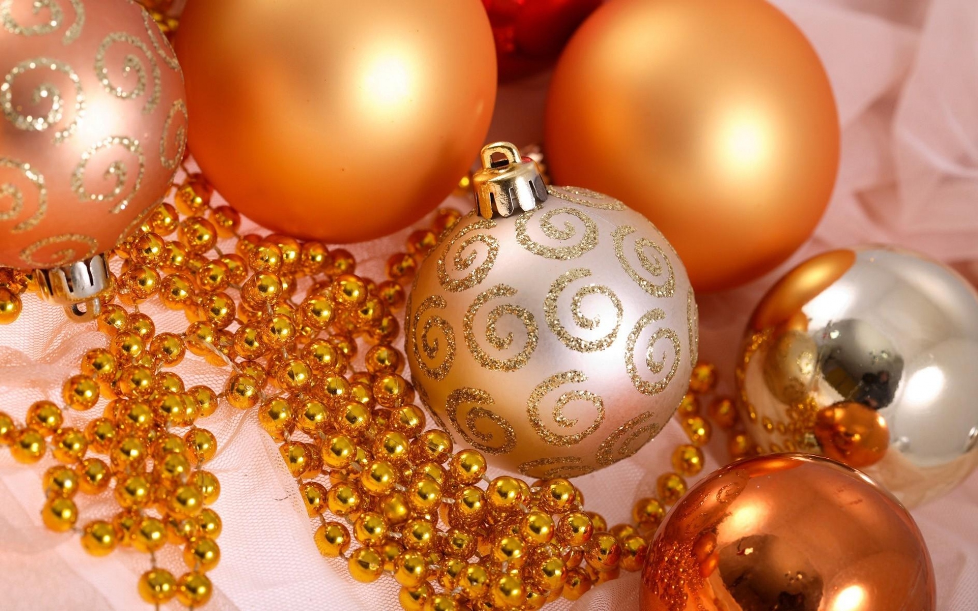 Картинки Рождественские украшения, воздушные шары, блеск, золото, бусы, крупный план фото и обои на рабочий стол