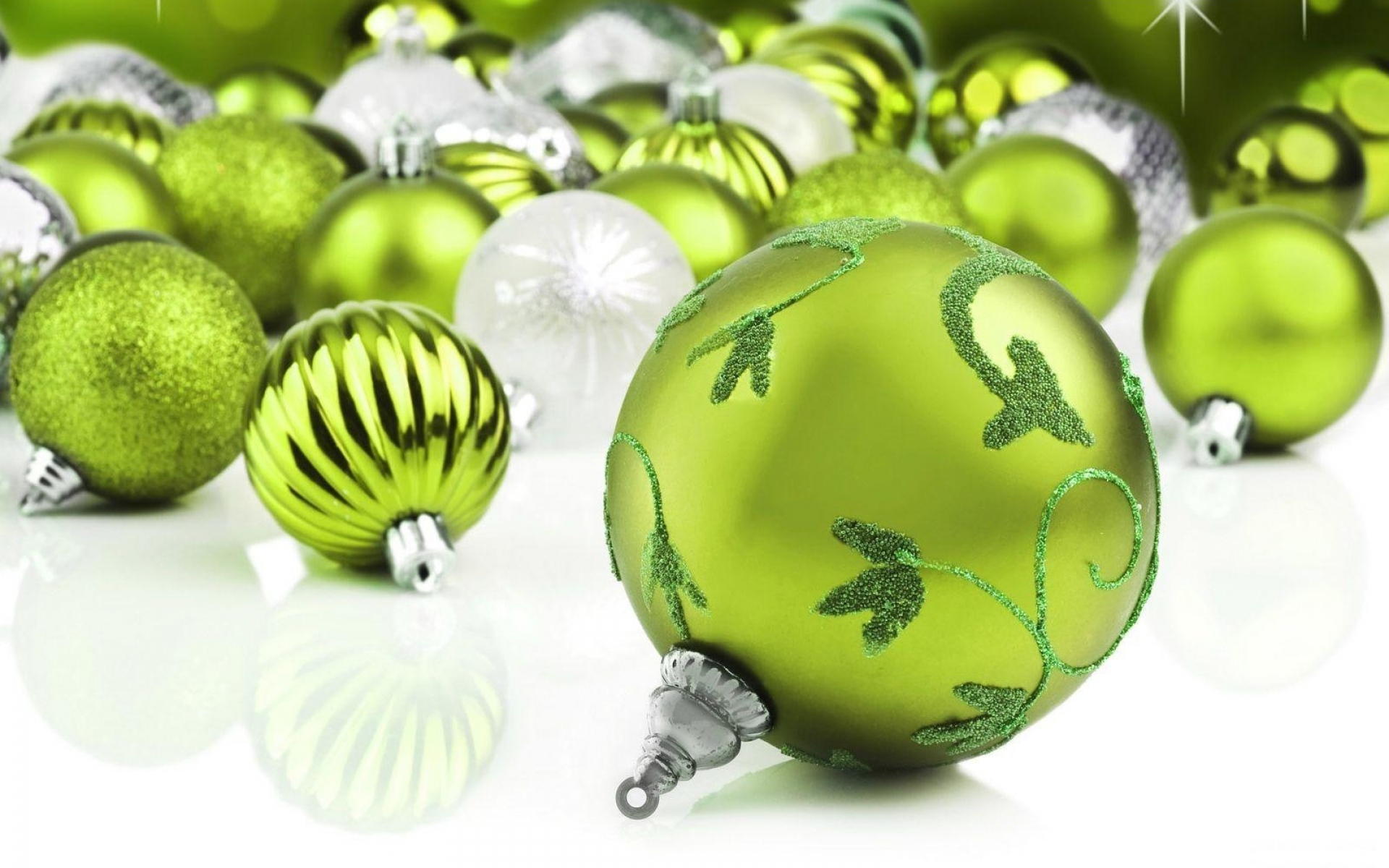 Картинки Рождественские украшения, воздушные шары, разнообразие, зелень, праздник, атрибуты фото и обои на рабочий стол