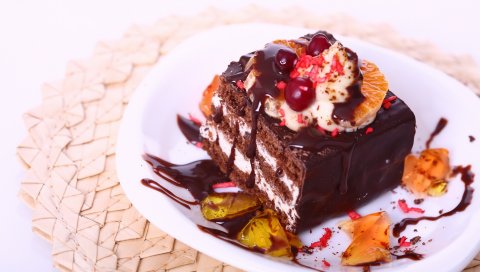 Шоколадные кремовые десерты, мандарин, вишня, желе, блюдо