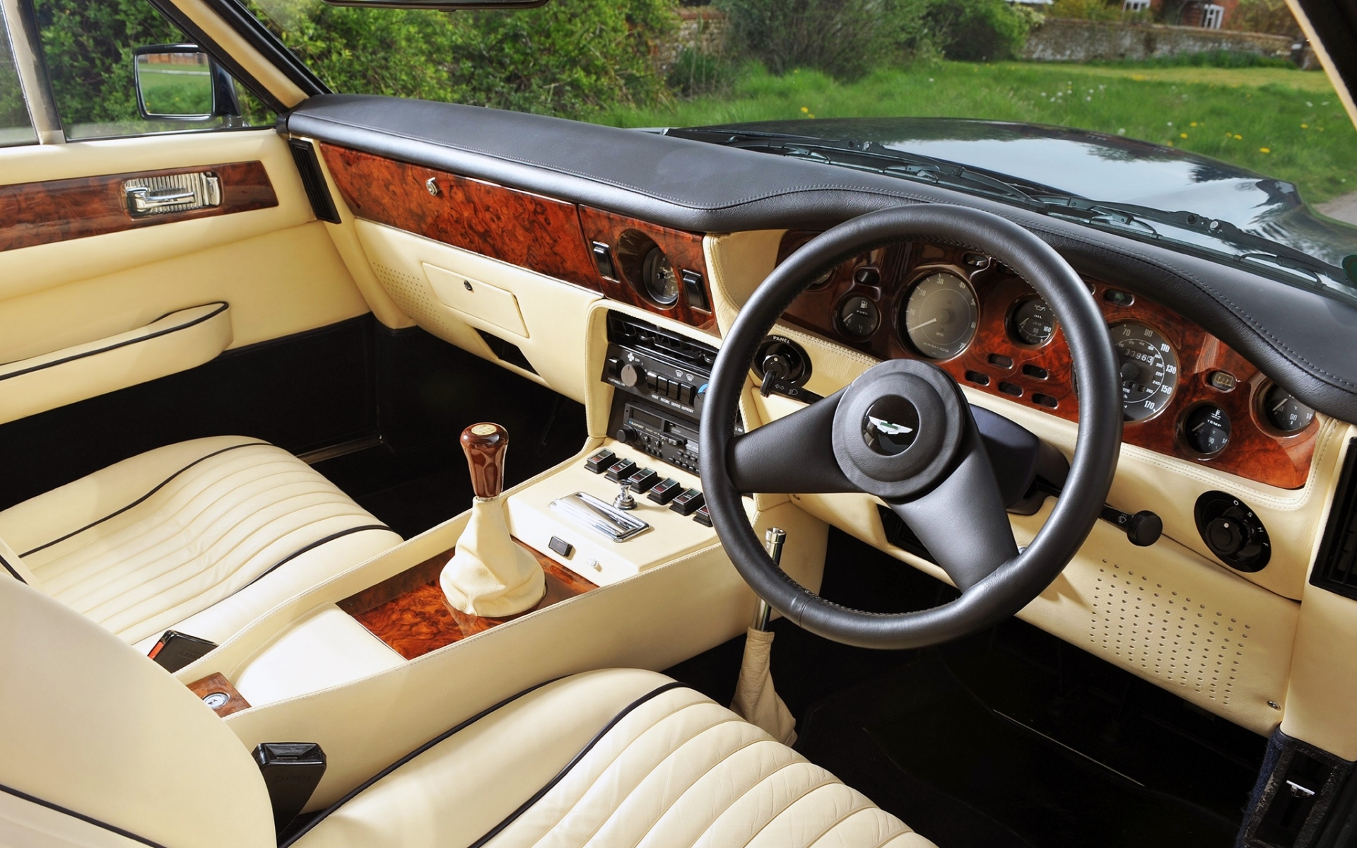 Картинки Aston martin, v8, vantage, 1977, салон, салон, руль, спидометр фото и обои на рабочий стол