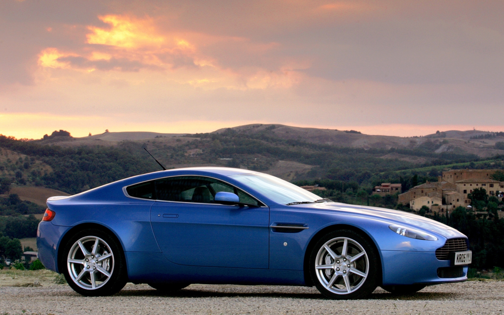 Картинки Aston martin, v8, vantage, 2005, синий, вид сбоку, автомобили, природа фото и обои на рабочий стол
