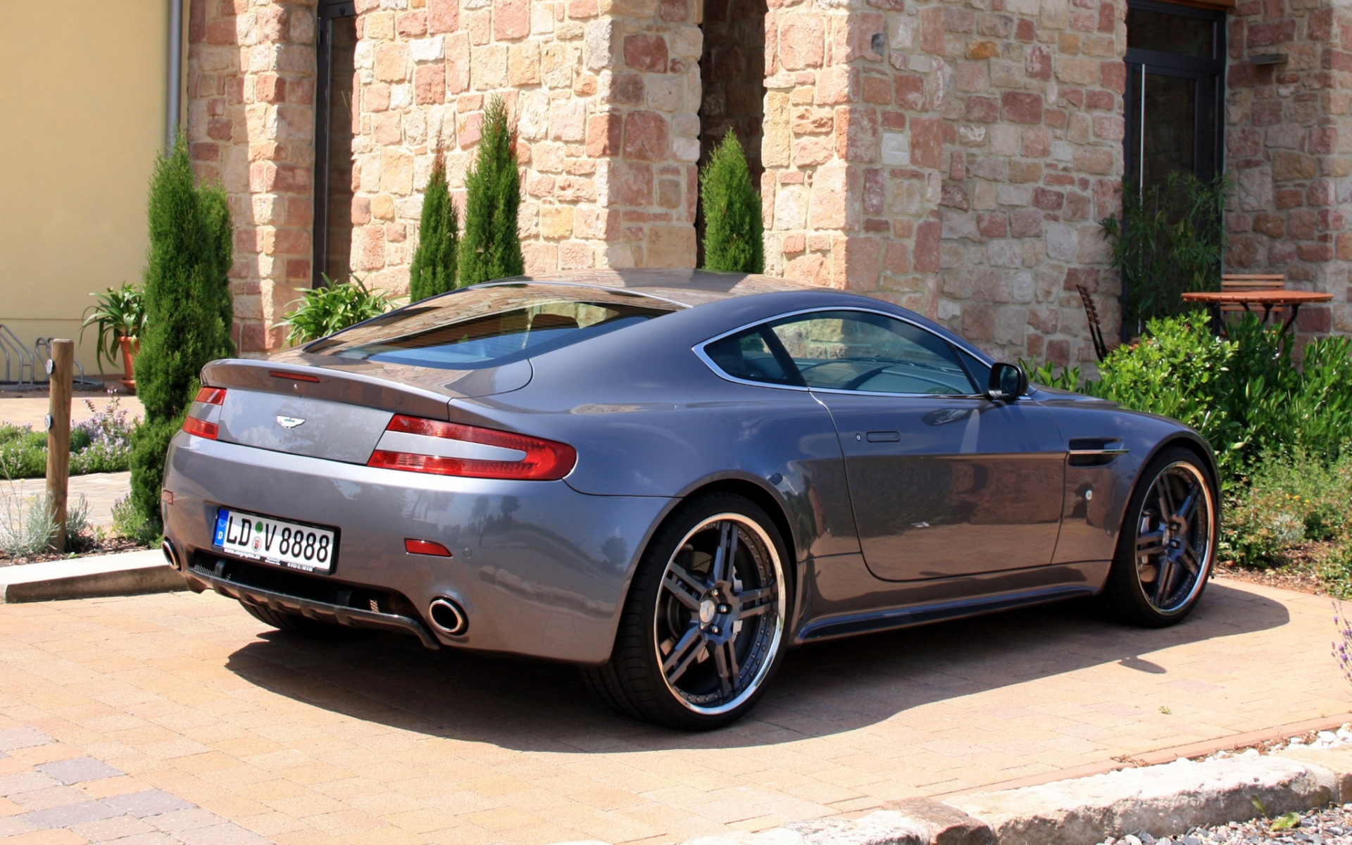 Картинки Aston martin, v8, vantage, 2009, серый, вид сбоку, спорт, строительство фото и обои на рабочий стол