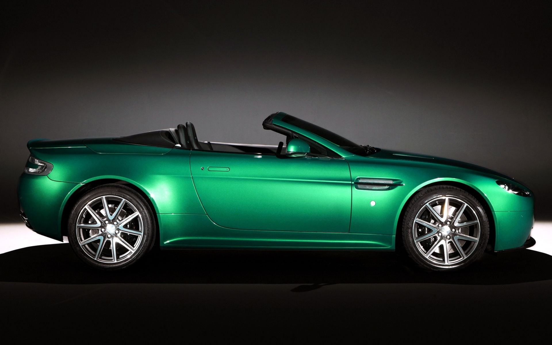 Картинки Aston martin, v8, vantage, 2011, зеленый, вид сбоку, стиль фото и обои на рабочий стол