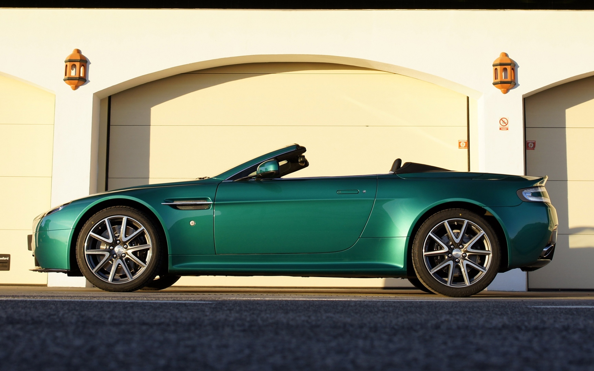 Картинки Aston martin, v8, vantage, 2011, зеленый, вид сбоку, авто фото и обои на рабочий стол