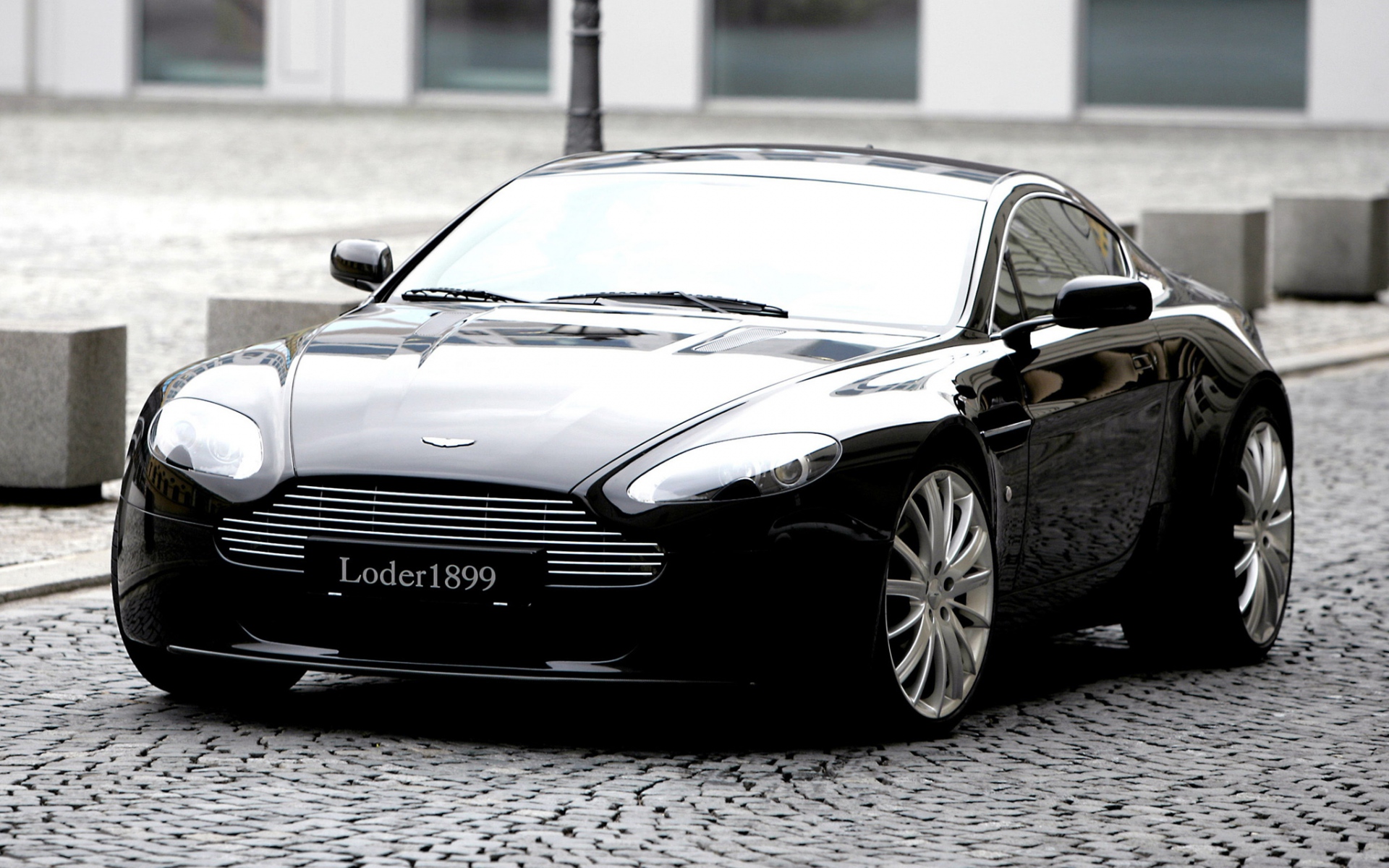 Картинки Aston martin, v8, vantage, 2007, черный, вид спереди, стиль, здание фото и обои на рабочий стол