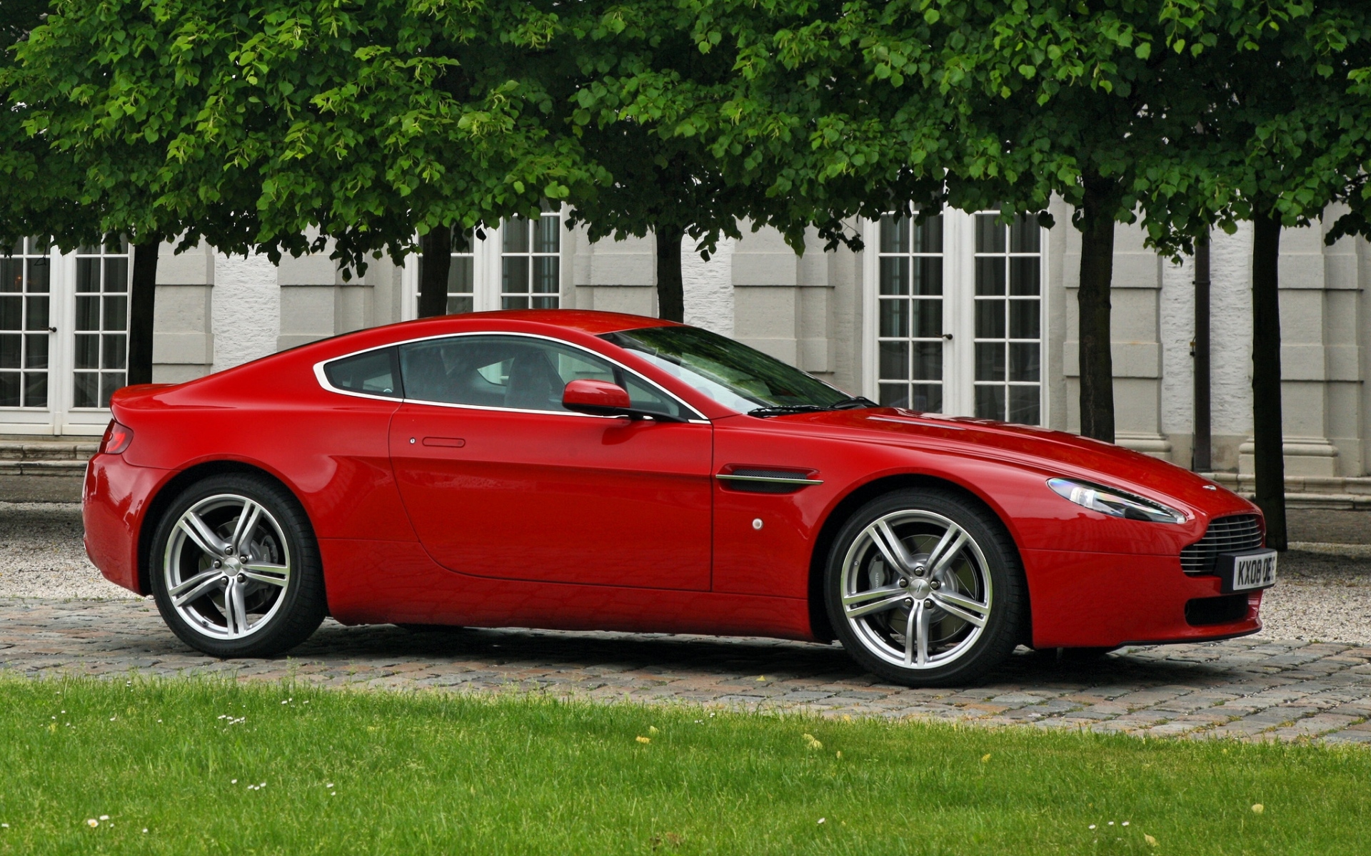 Картинки Aston martin, v8, vantage, 2008, красный, вид сбоку, автомобили, здание фото и обои на рабочий стол