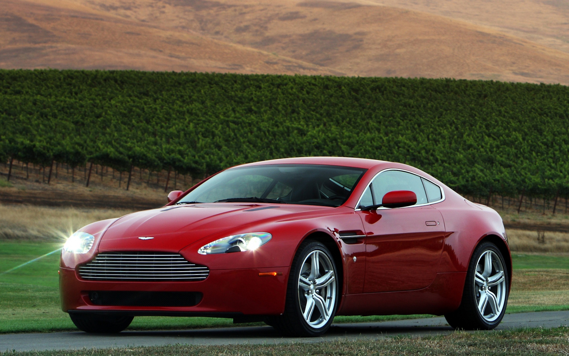 Картинки Aston martin, v8, vantage, 2008, красный, вид спереди, стиль, гора фото и обои на рабочий стол