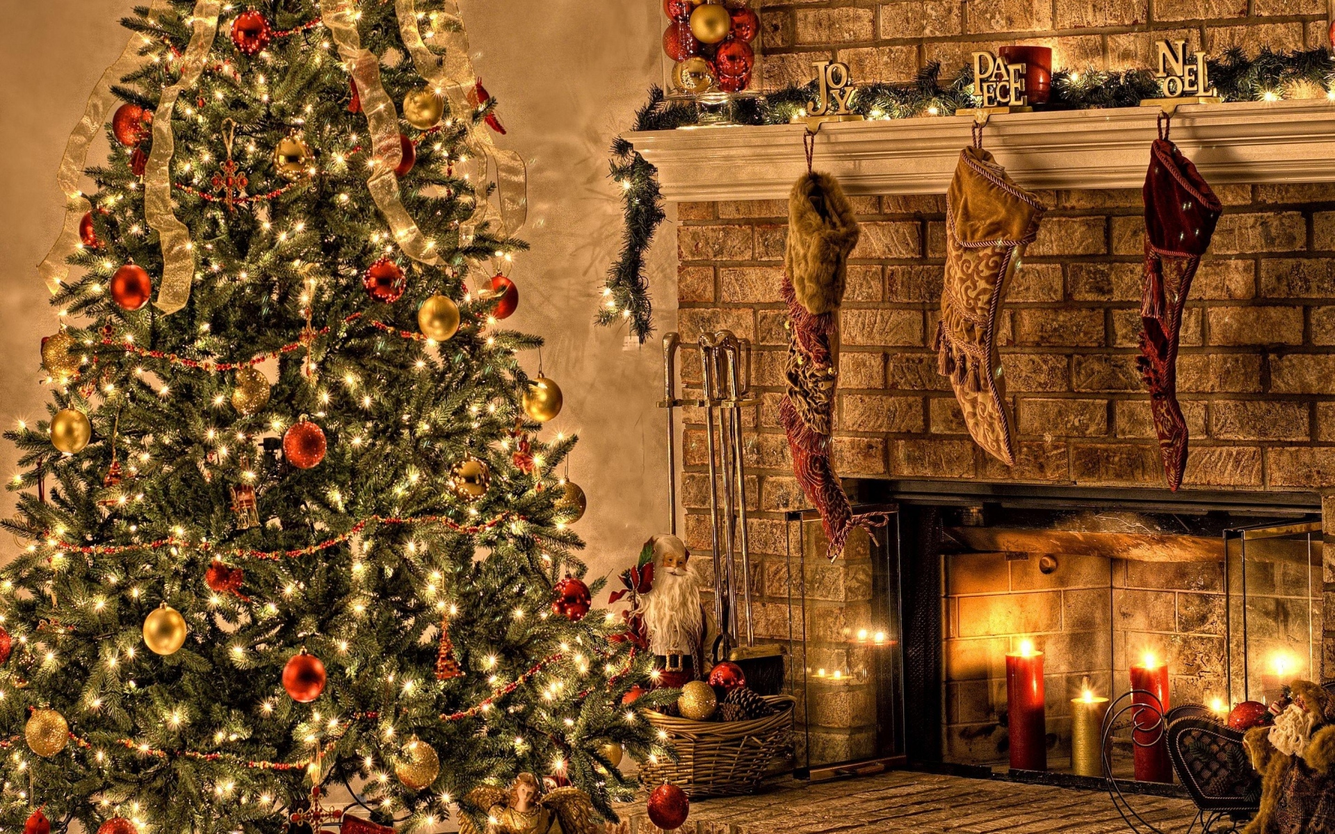 Картинки Дерево, огонь, рождество, праздник, свечи, игрушки, чулки фото и обои на рабочий стол