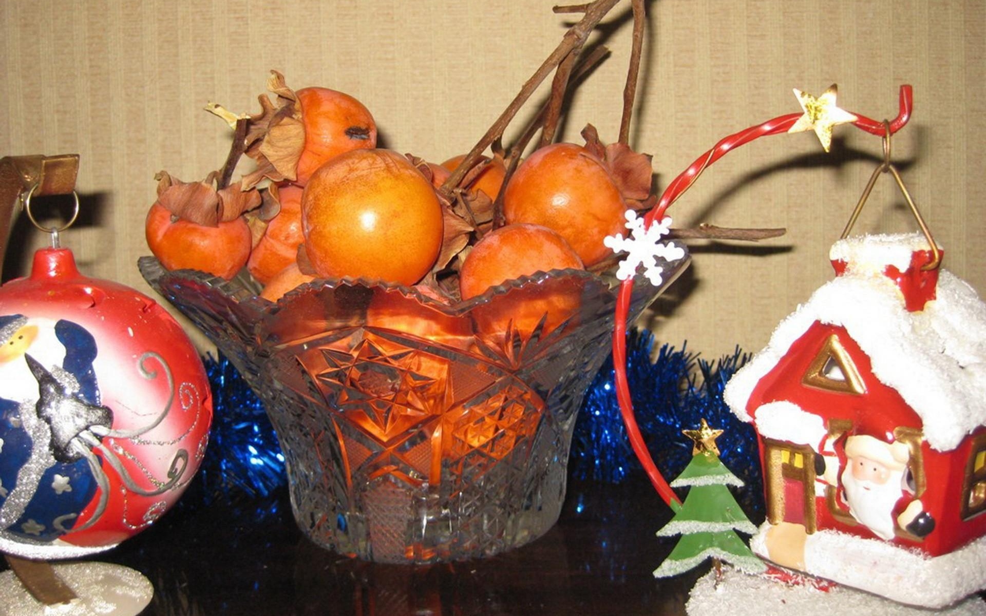 Картинки Новый год, праздник, рождественские украшения, хурма, ветка, лакомства, мишура фото и обои на рабочий стол