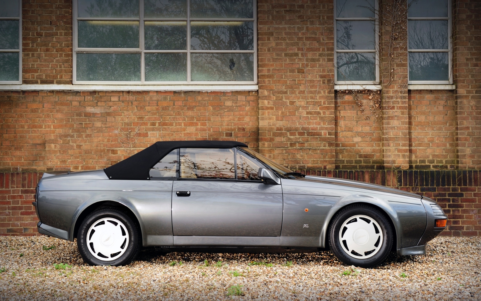 Картинки Aston martin, v8, volante, 1988, серый, вид сбоку, автомобили, здание фото и обои на рабочий стол
