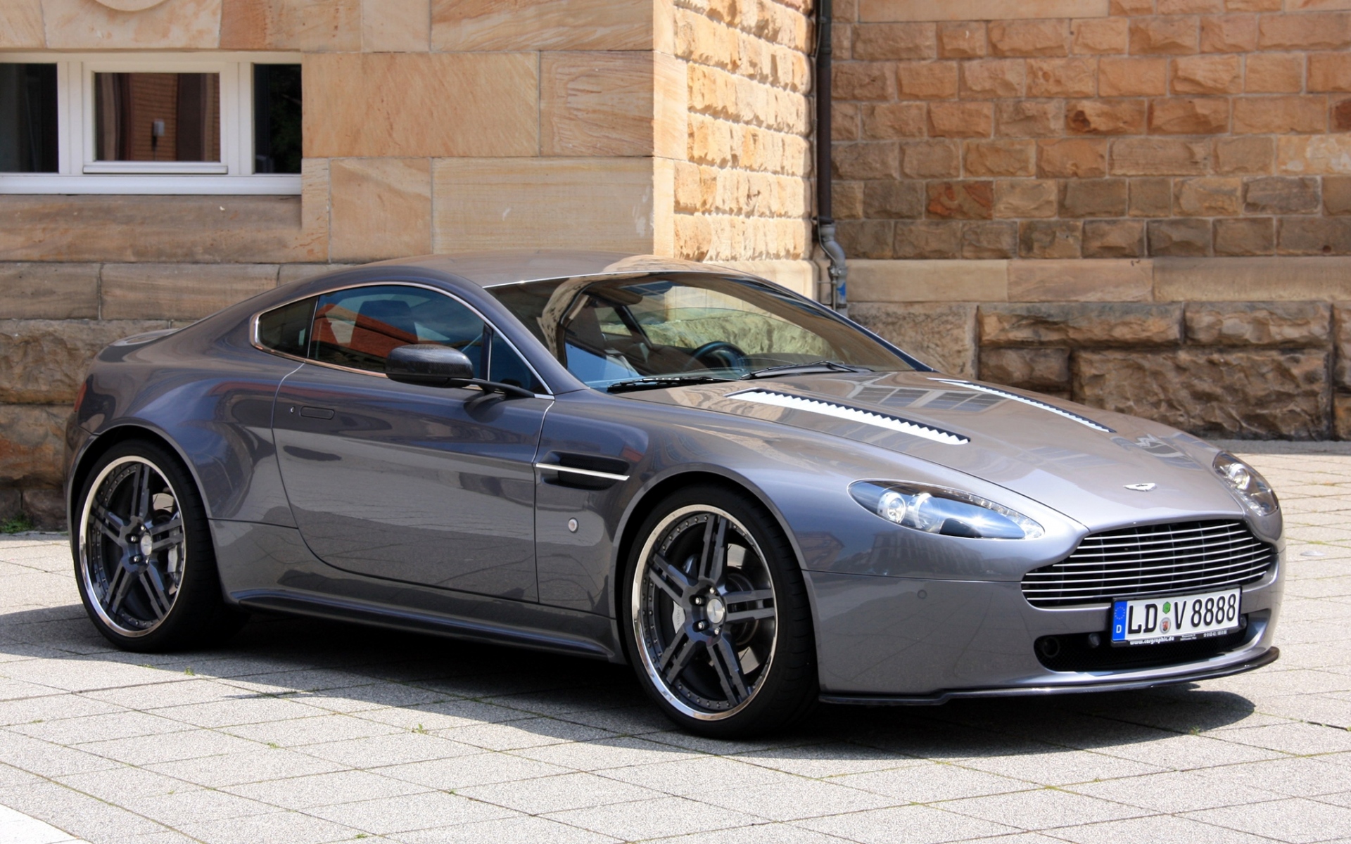 Картинки Aston martin, v8, vantage, 2009, серый, вид сбоку, кабриолет, стиль, здание фото и обои на рабочий стол