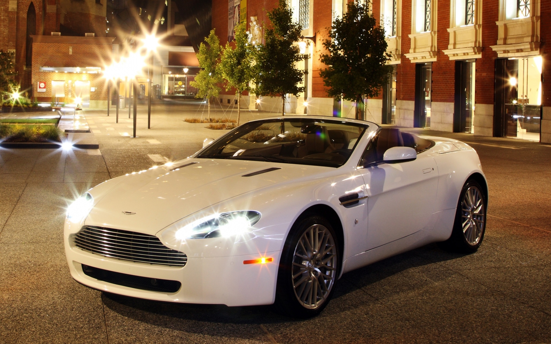 Картинки Aston martin, v8, vantage, 2008, белый, вид спереди, стиль, город, освещение фото и обои на рабочий стол