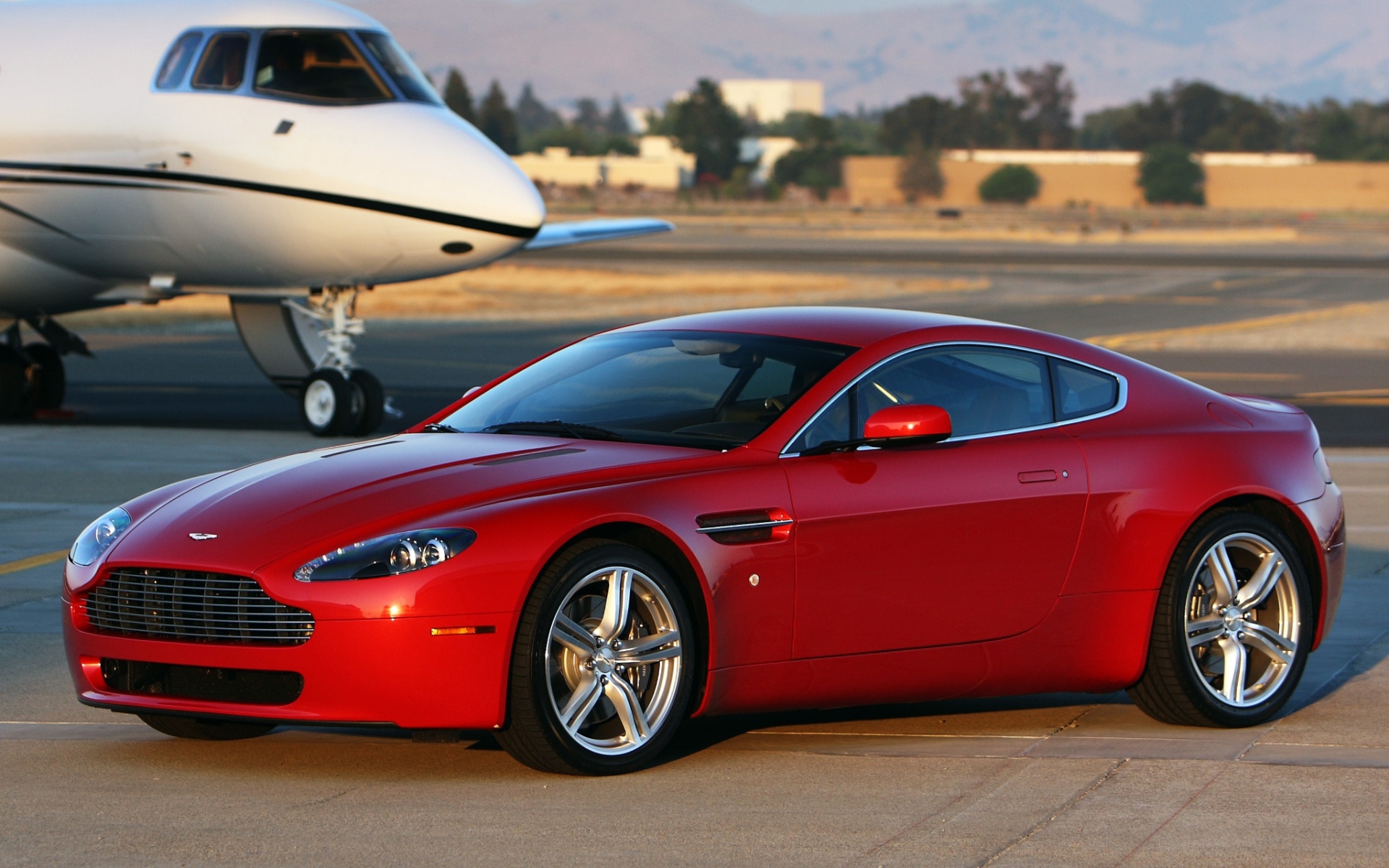 Картинки Aston martin, v8, vantage, 2008, красный, вид сбоку, стиль, плоскость фото и обои на рабочий стол