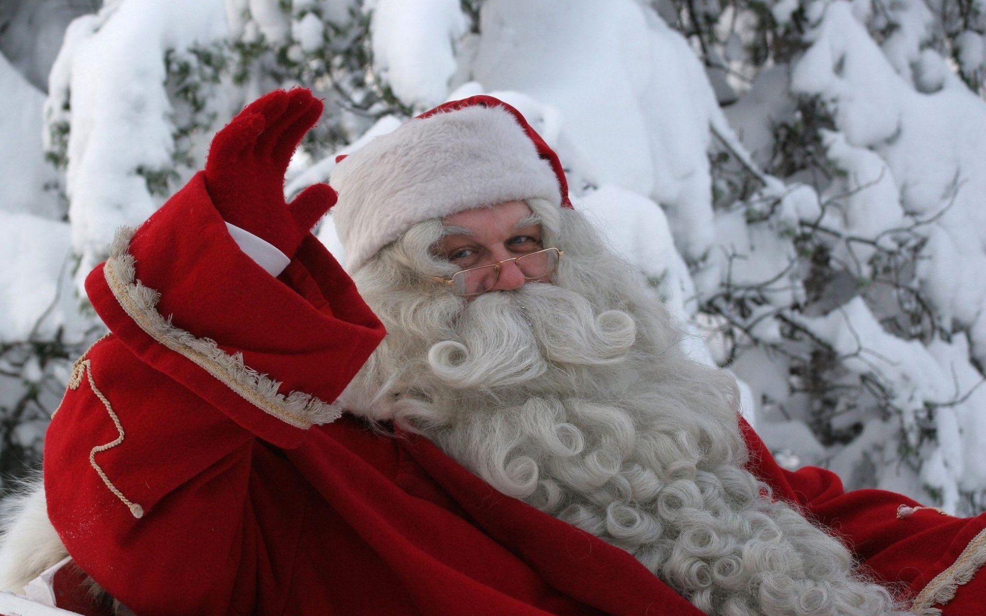 Картинки Санта-Клаус, сани, рука, снег, борода, очки, зима фото и обои на рабочий стол