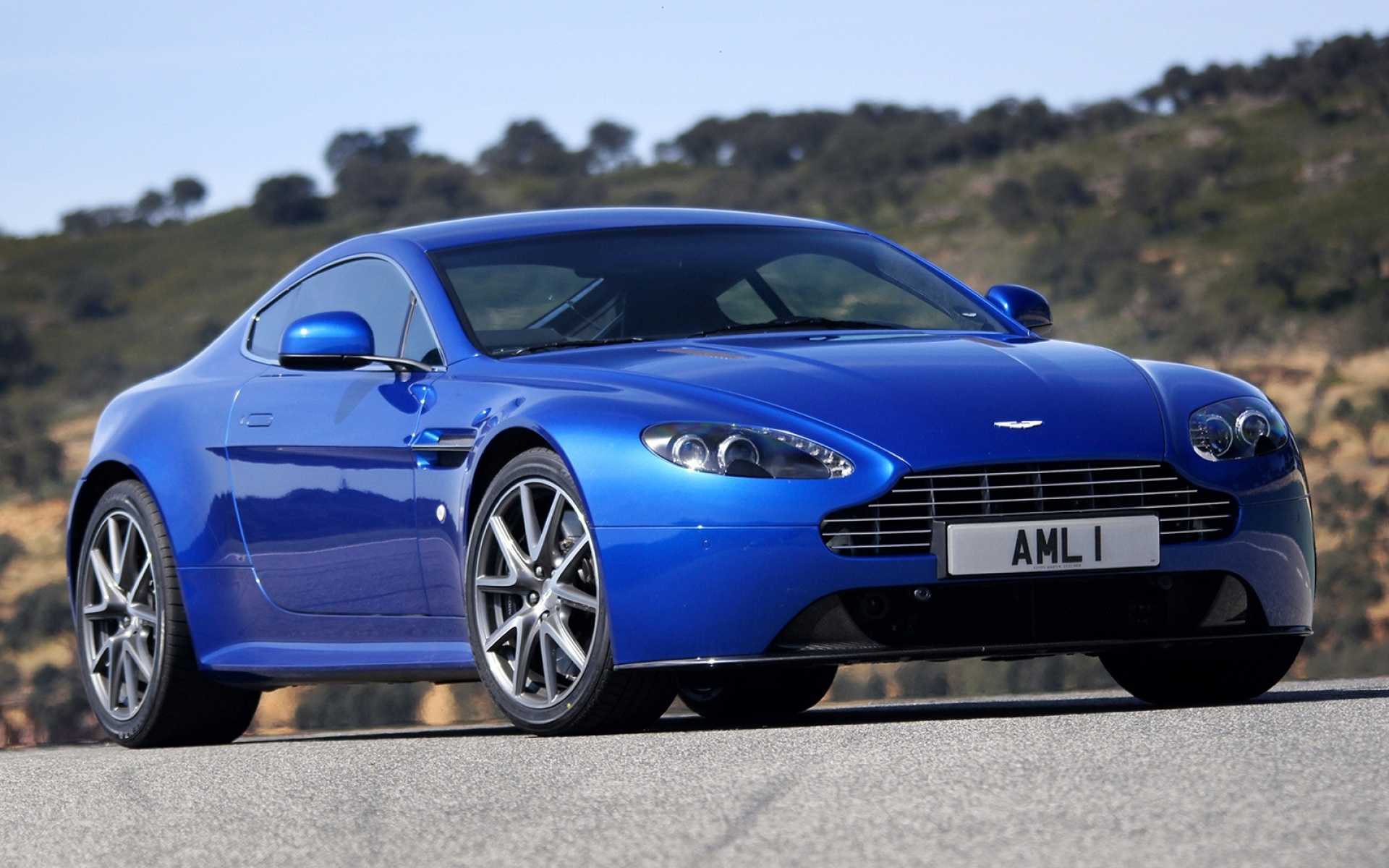Картинки Aston martin, v8, vantage, 2011, синий, вид спереди, стиль, природа фото и обои на рабочий стол
