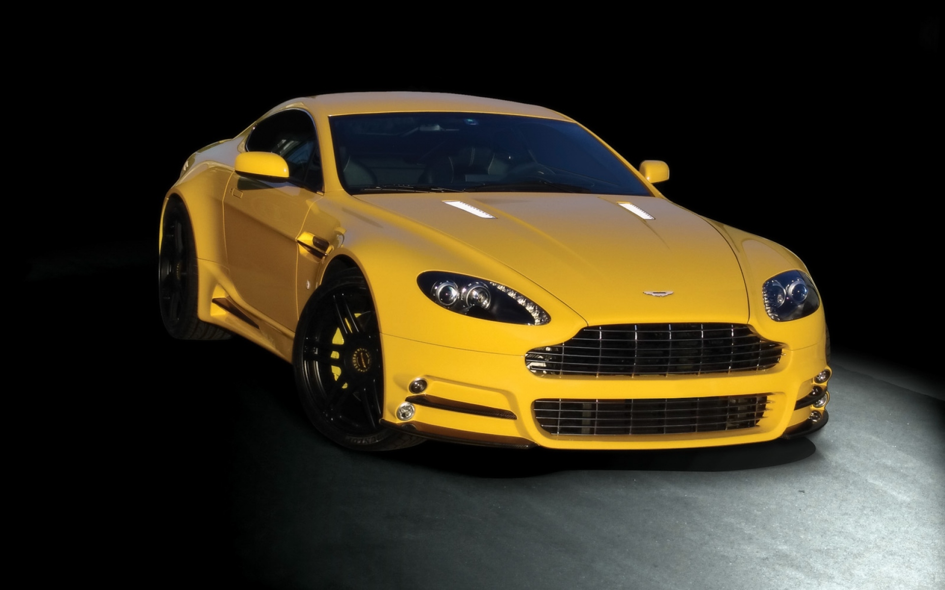 Включи желтую машину. Aston Martin DB 9 желтый. Aston Martin v8 Vantage v600.