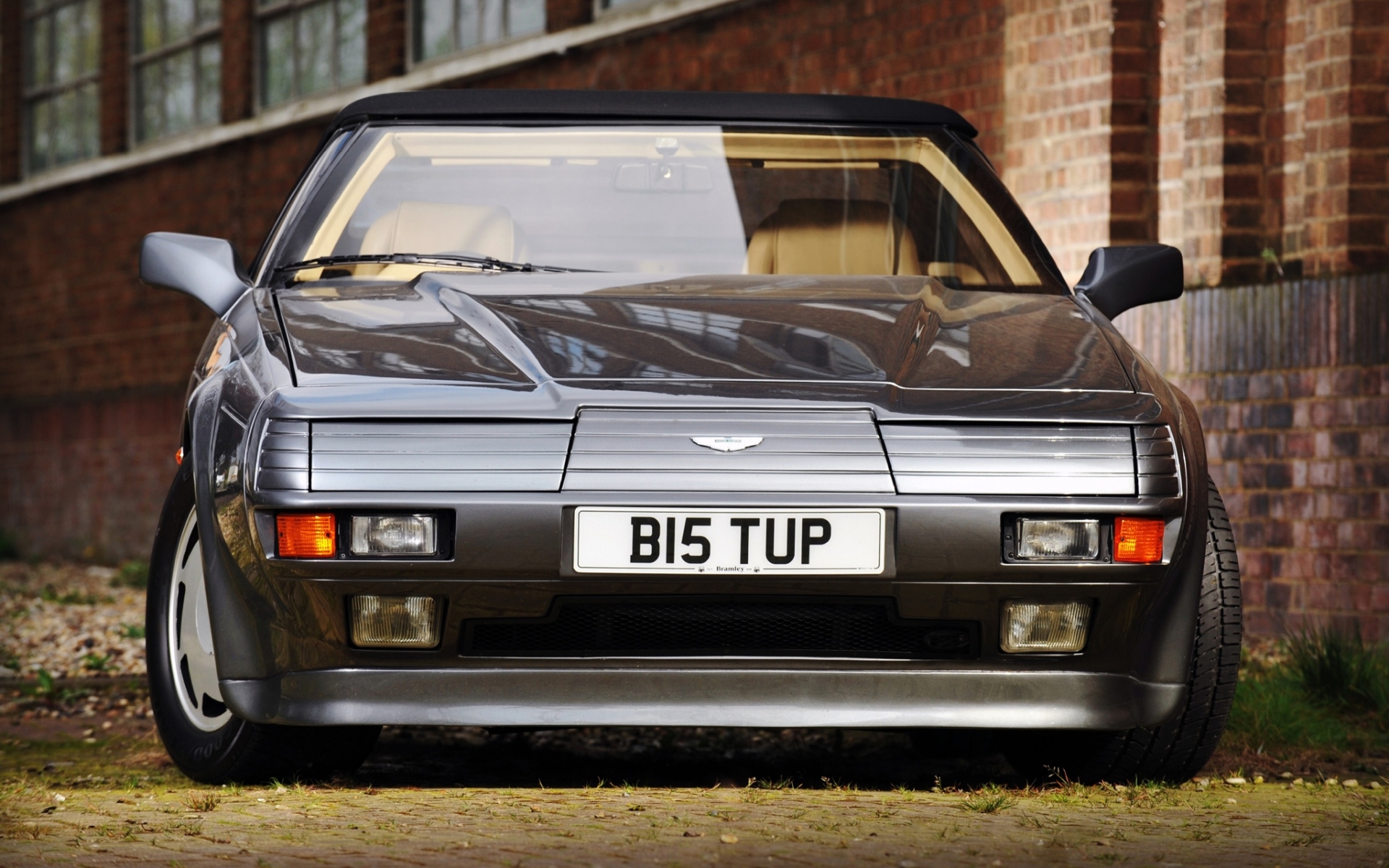 Картинки Aston martin, v8, volante, 1988, серый, вид спереди, стиль, здание фото и обои на рабочий стол