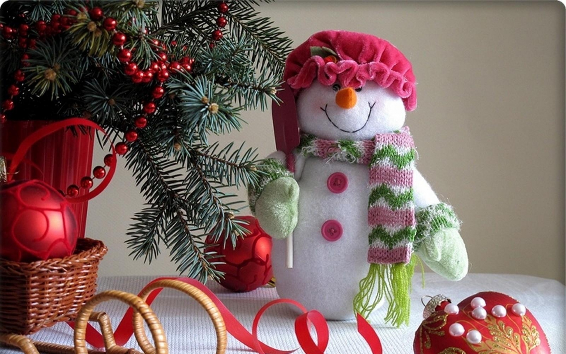 Картинки Новый год, рождество, снеговик, ветки, санки, рождественские украшения фото и обои на рабочий стол