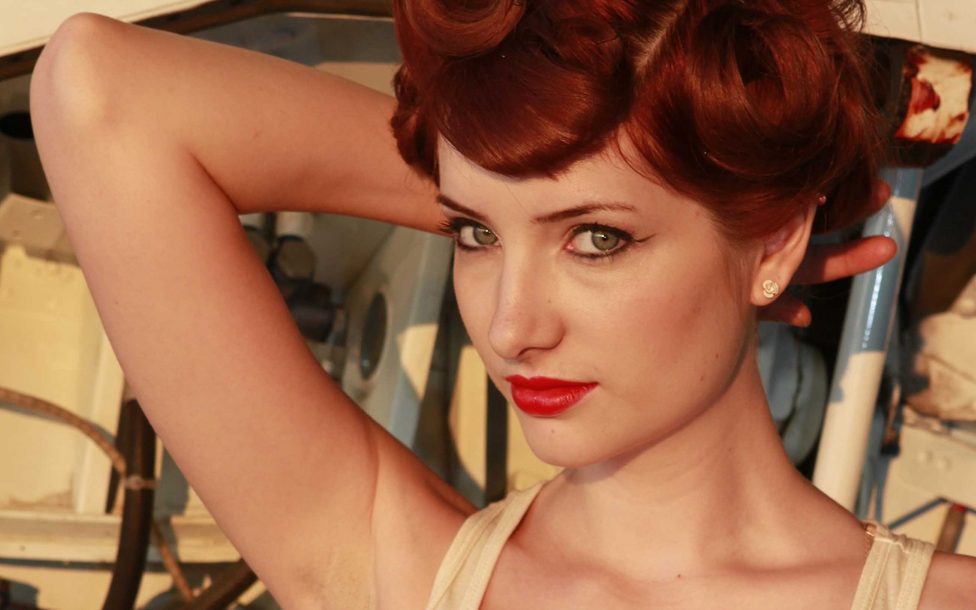 Картинки Сусан кофей, голубые глаза, красная помада, платье, прическа фото и обои на рабочий стол