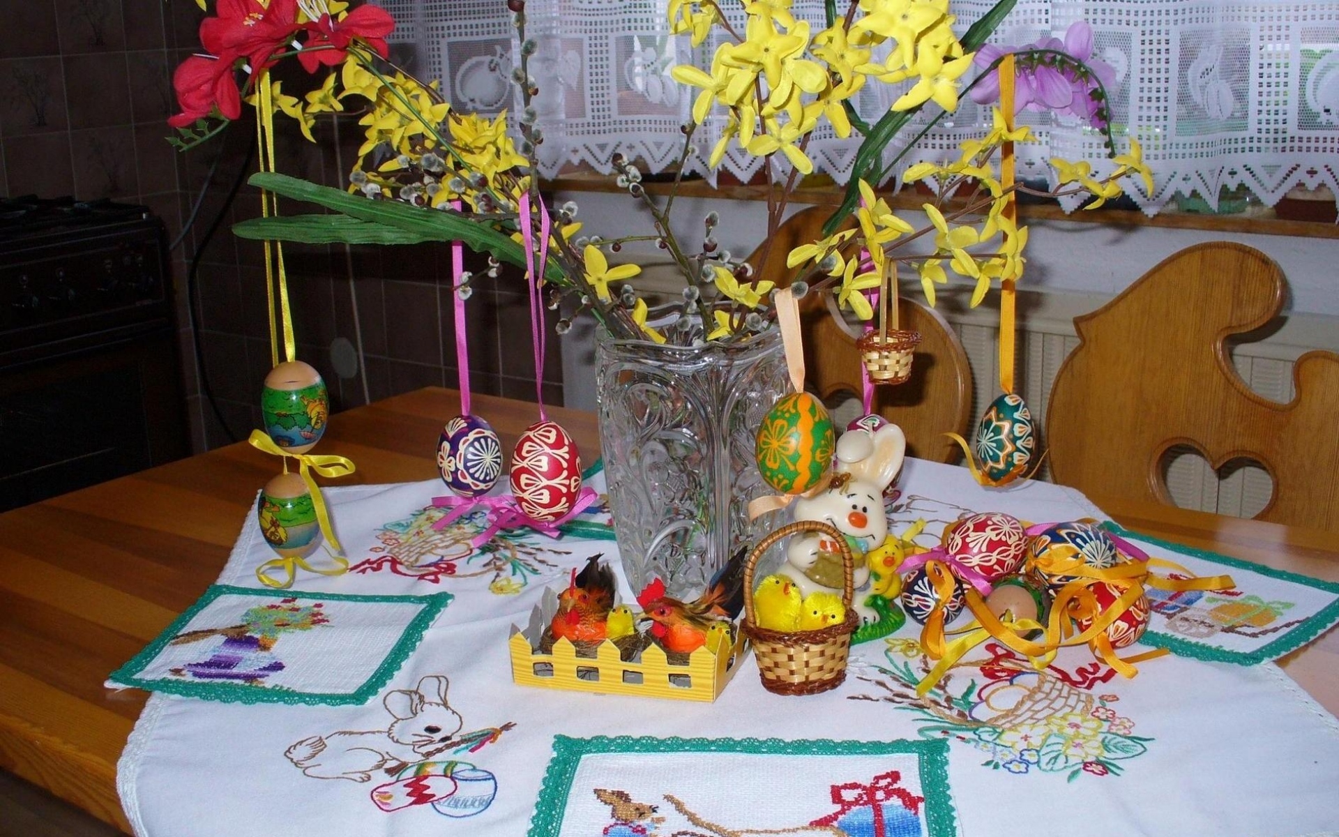 Картинки Пасха, праздник, яйца, цветы, стол, скатерть, кролик, цыплята, курица фото и обои на рабочий стол