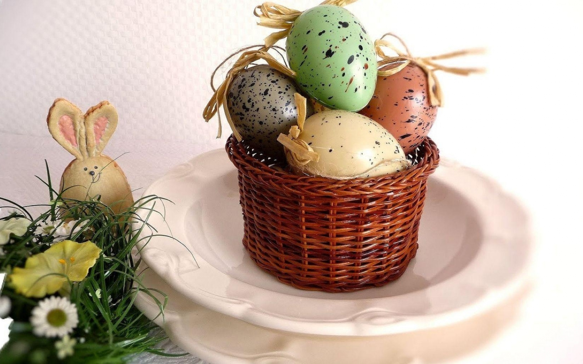 Картинки Паша, праздник, корзина, яйца, кролик, игрушка, цветы, травы, тарелки фото и обои на рабочий стол