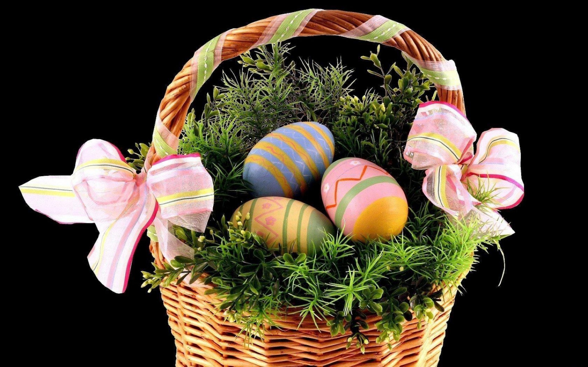 Картинки Пасха, праздник, корзина, яйца, ленты, зелень, черный фон фото и обои на рабочий стол
