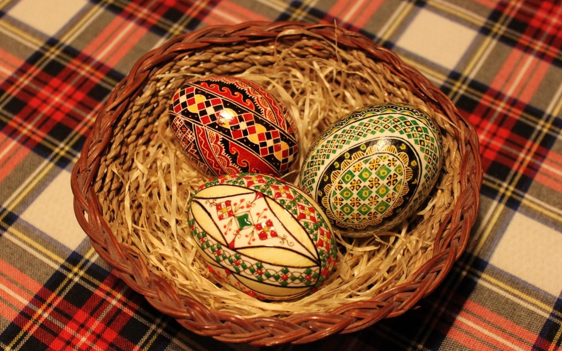 Картинки Паша, праздник, яйца, три, узоры, корзина, скатерть фото и обои на рабочий стол